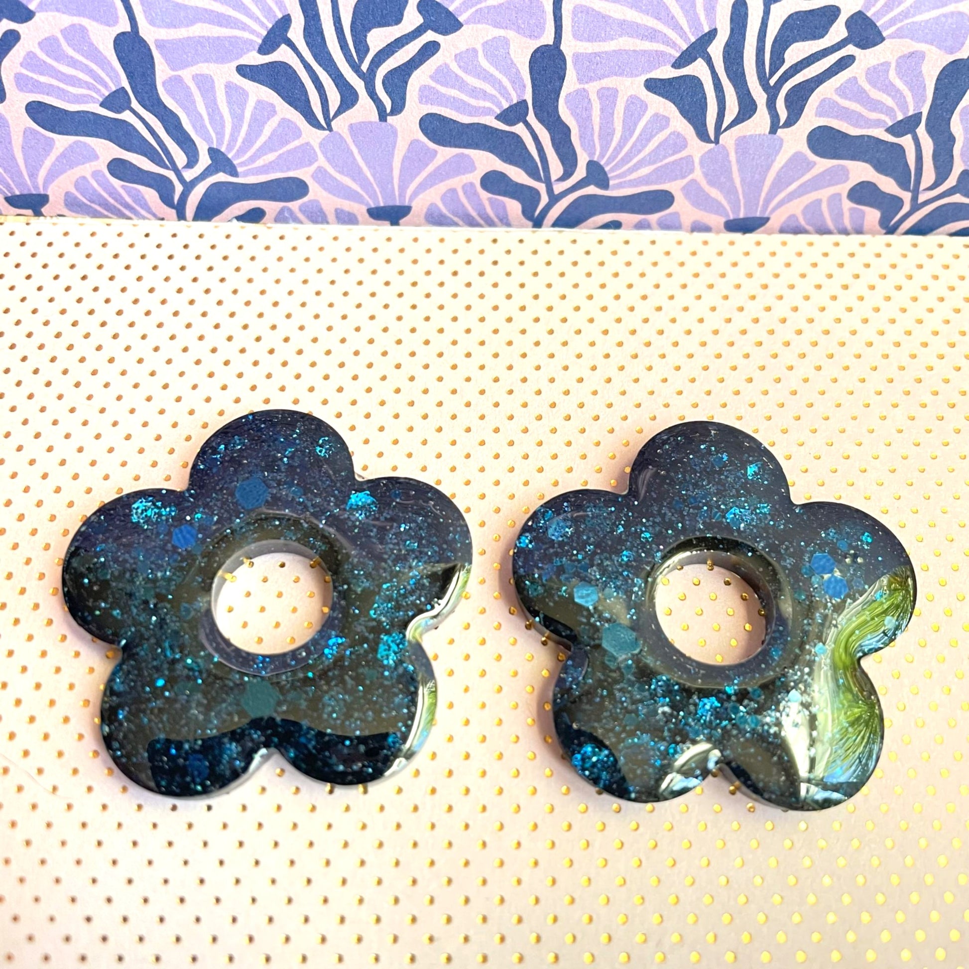 bijoux boucles doreilles creoles charm pampille paillettes resine blossom fait main creatrice francaise artisanal fleur bleu maxi