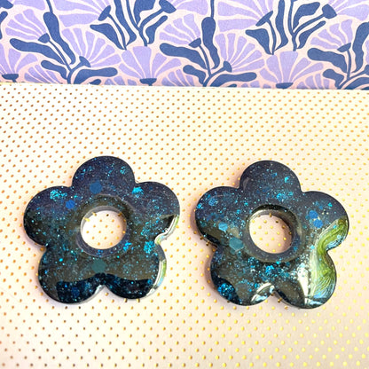 bijoux boucles doreilles creoles charm pampille paillettes resine blossom fait main creatrice francaise artisanal fleur bleu maxi