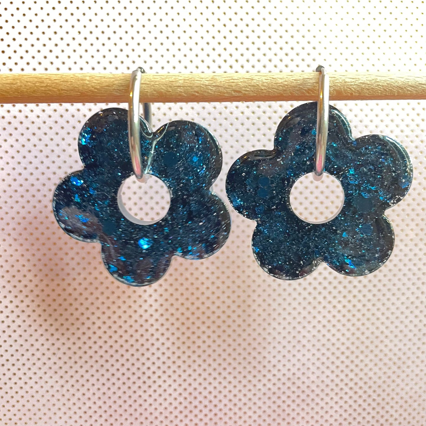 bijoux boucles doreilles creoles charm pampille paillettes resine blossom fait main creatrice francaise artisanal fleur bleu maxi