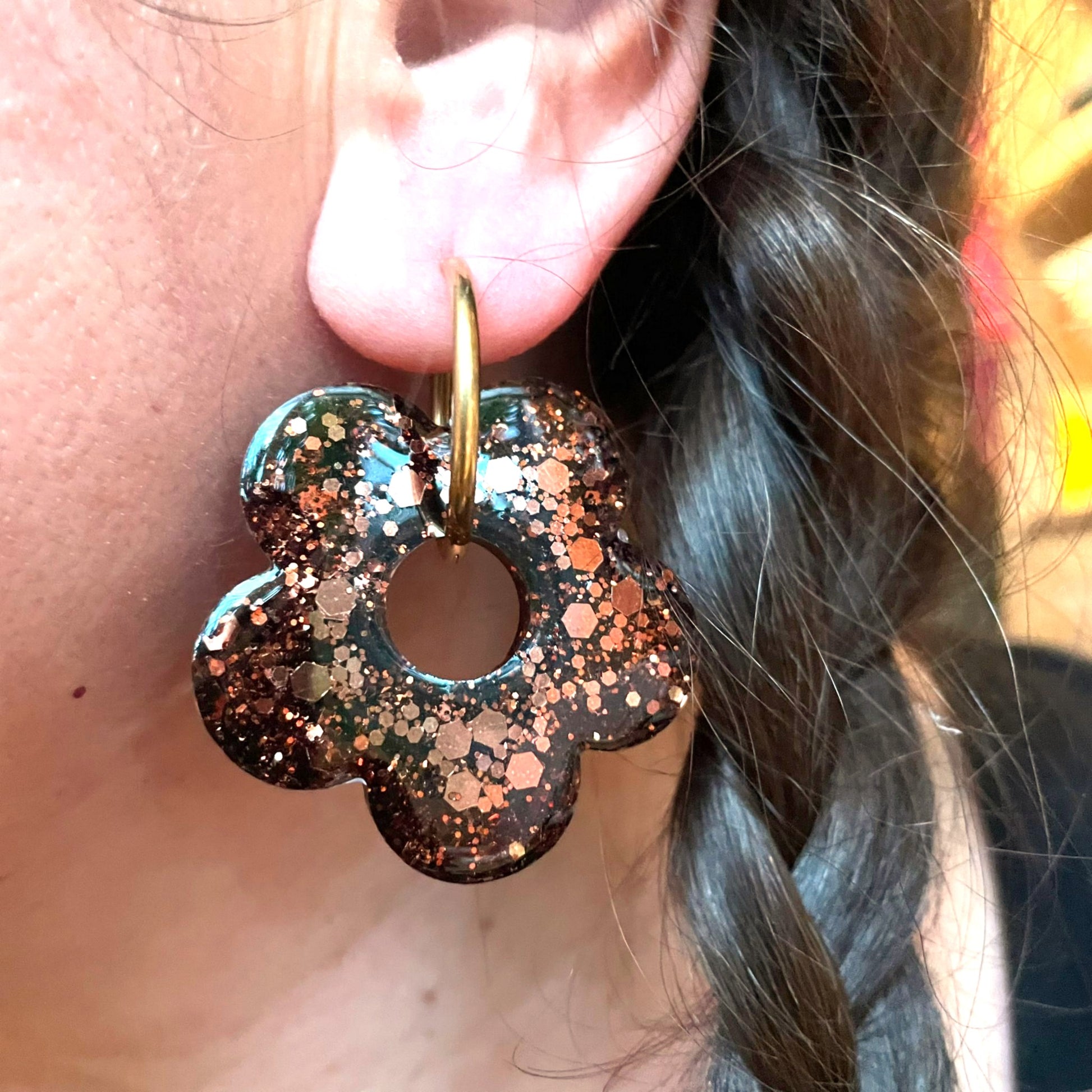 bijoux boucles doreilles creoles charm pampille paillettes resine blossom fait main creatrice francaise artisanal fleur marron glacé maxi