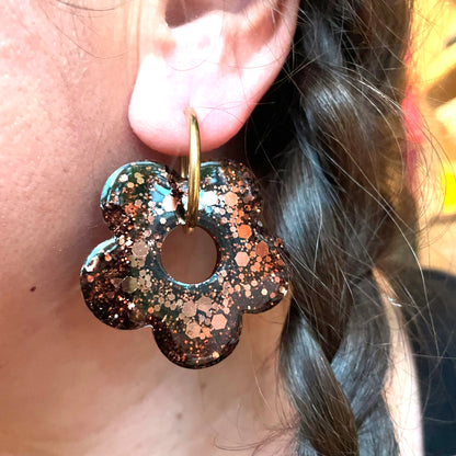 bijoux boucles doreilles creoles charm pampille paillettes resine blossom fait main creatrice francaise artisanal fleur marron glacé maxi