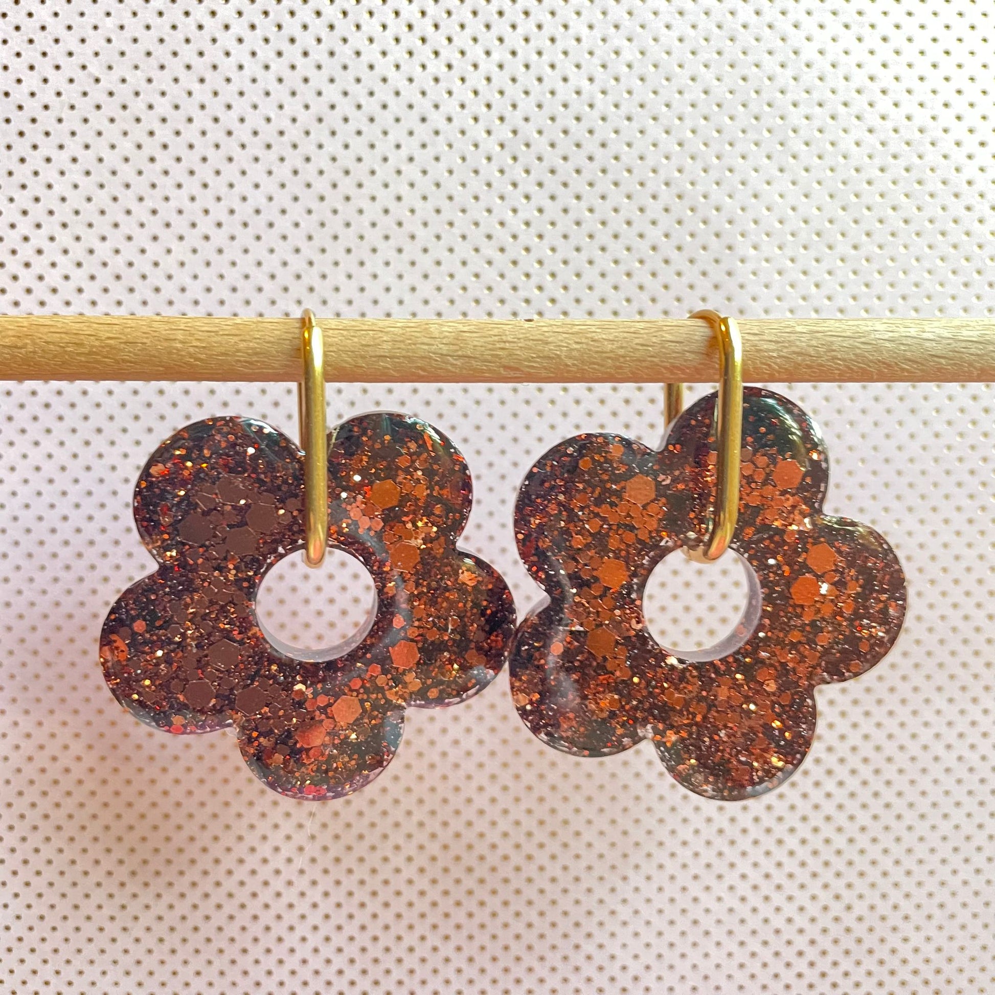 bijoux boucles doreilles creoles charm pampille paillettes resine blossom fait main creatrice francaise artisanal fleur marron glacé maxi