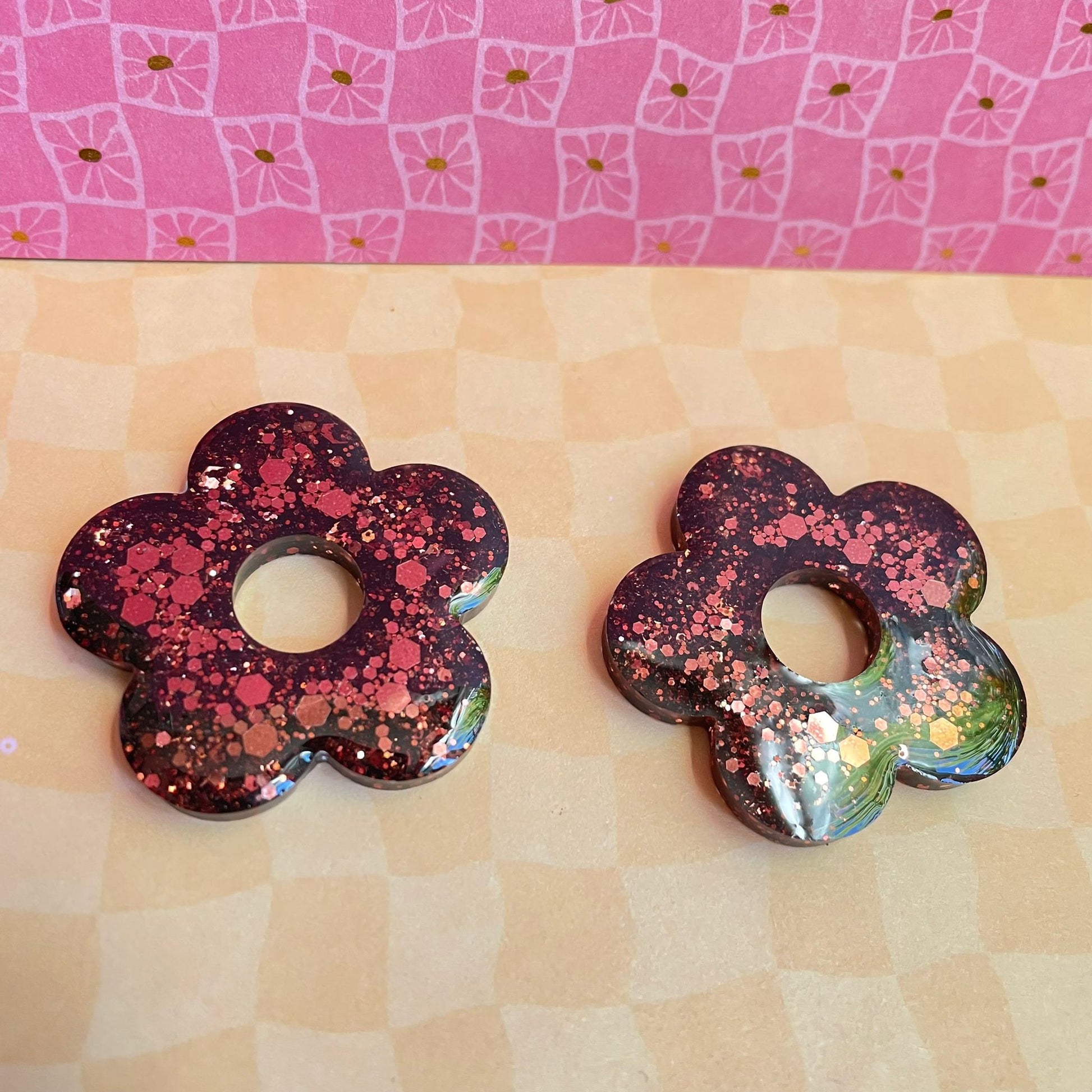 bijoux boucles doreilles creoles charm pampille paillettes resine blossom fait main creatrice francaise artisanal fleur marron glacé maxi