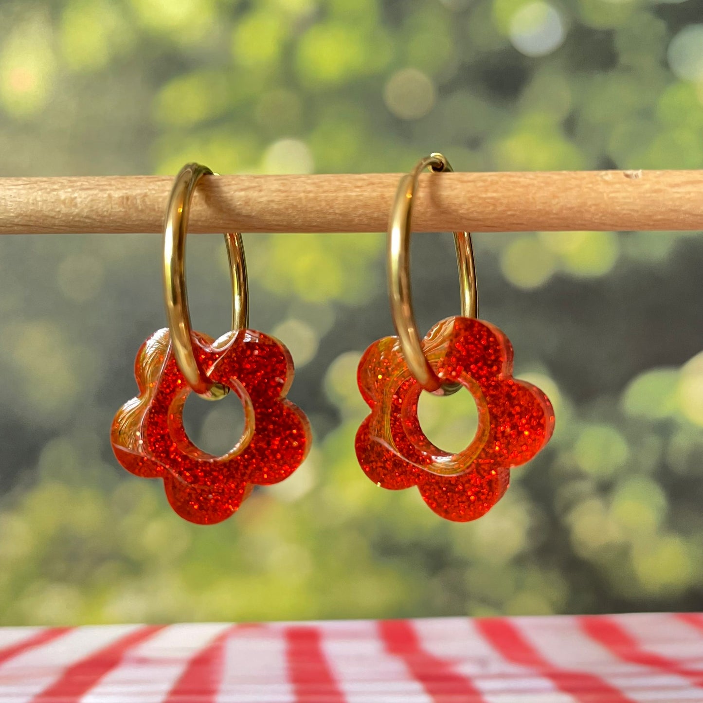 bijoux boucles d'oreilles créoles acier inoxydable ronde ovales rectangle doré argenté charm pampille fleur resine paillettes bleu brillant violet multicolore pastel vert jaune noir blanc nacré rose turquoise fuchsia orange sirène rouge néon BLOSSOM