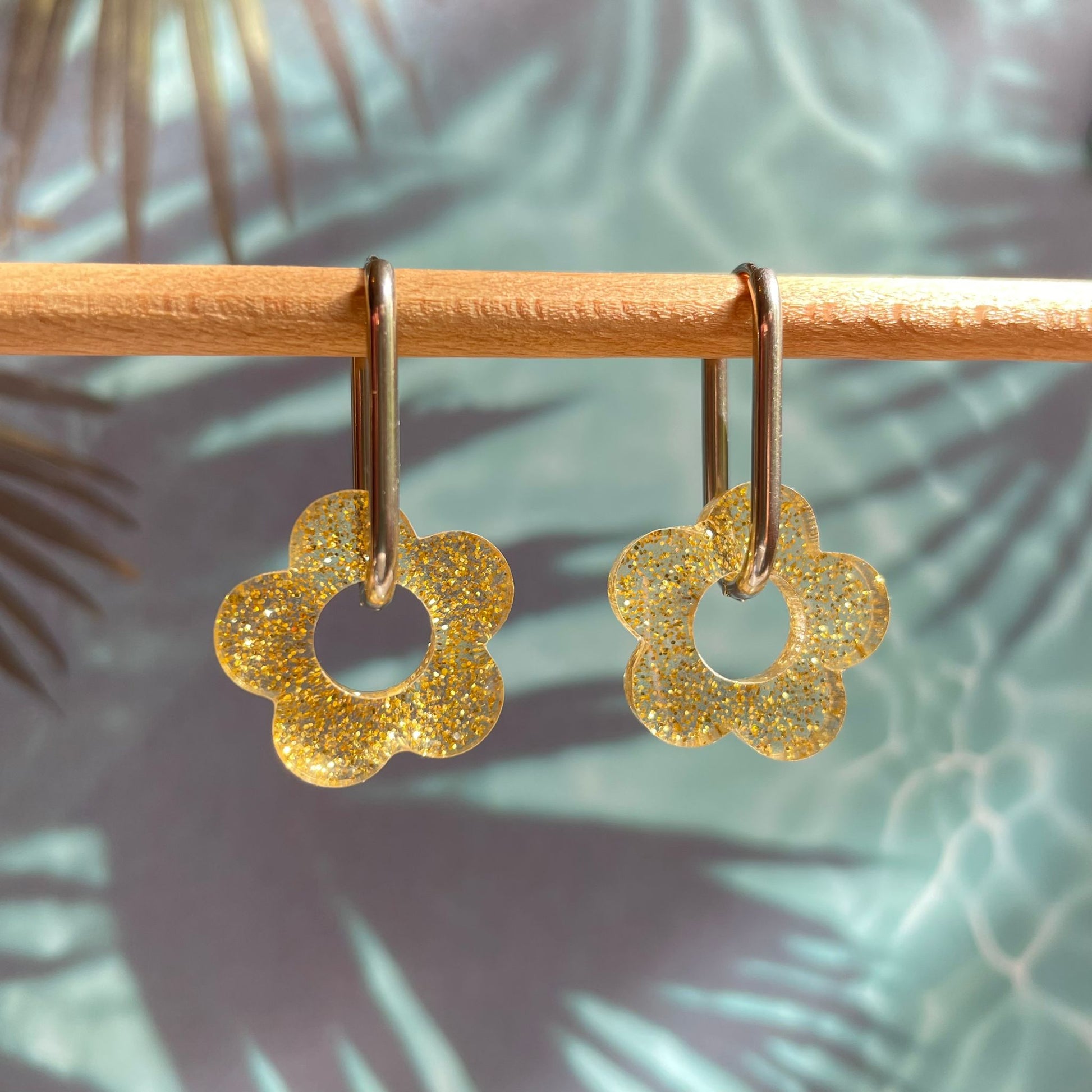 bijoux boucles d'oreilles créoles acier inoxydable ronde ovales rectangle doré argenté charm pampille fleur resine paillettes bleu brillant violet multicolore pastel vert jaune noir blanc nacré rose turquoise fuchsia orange sirène rouge néon 