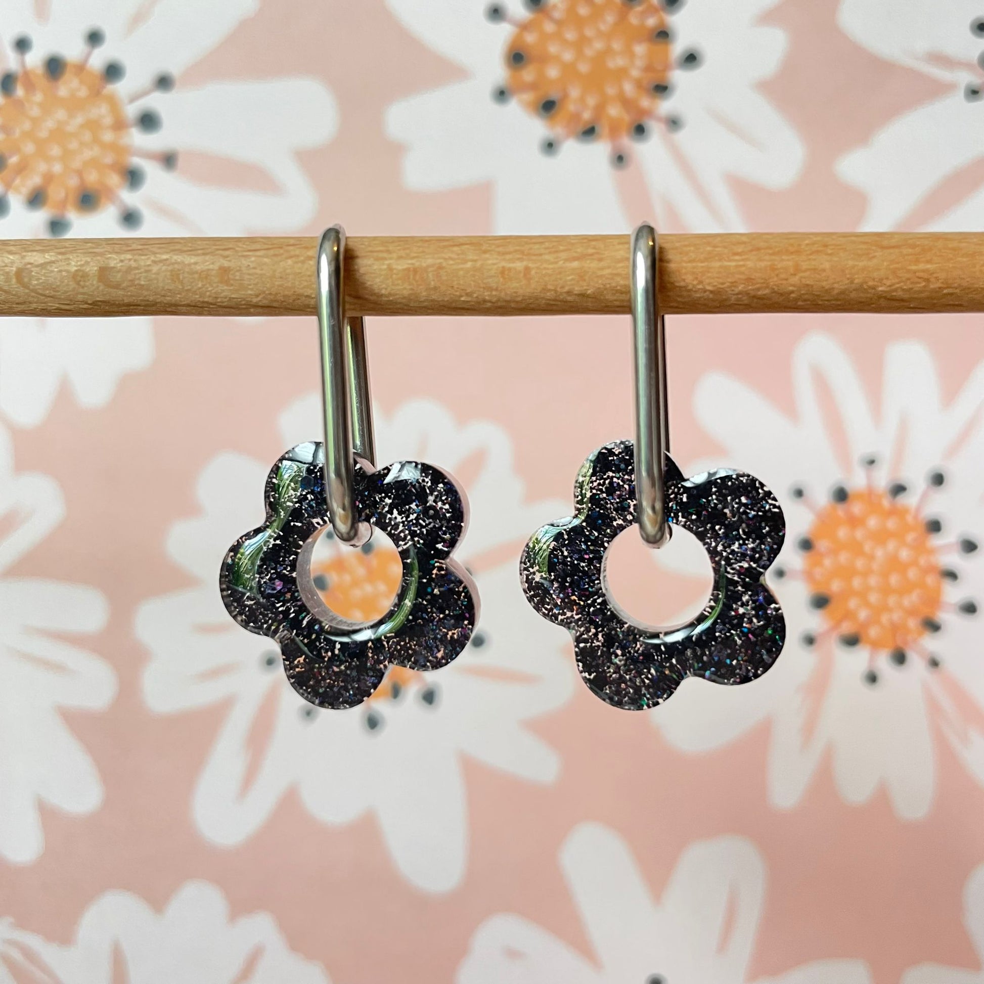 bijoux boucles d'oreilles créoles acier inoxydable ronde ovales rectangle doré argenté charm pampille fleur resine paillettes bleu brillant violet multicolore pastel vert jaune noir blanc nacré rose turquoise fuchsia orange sirène rouge néon BLOSSOM