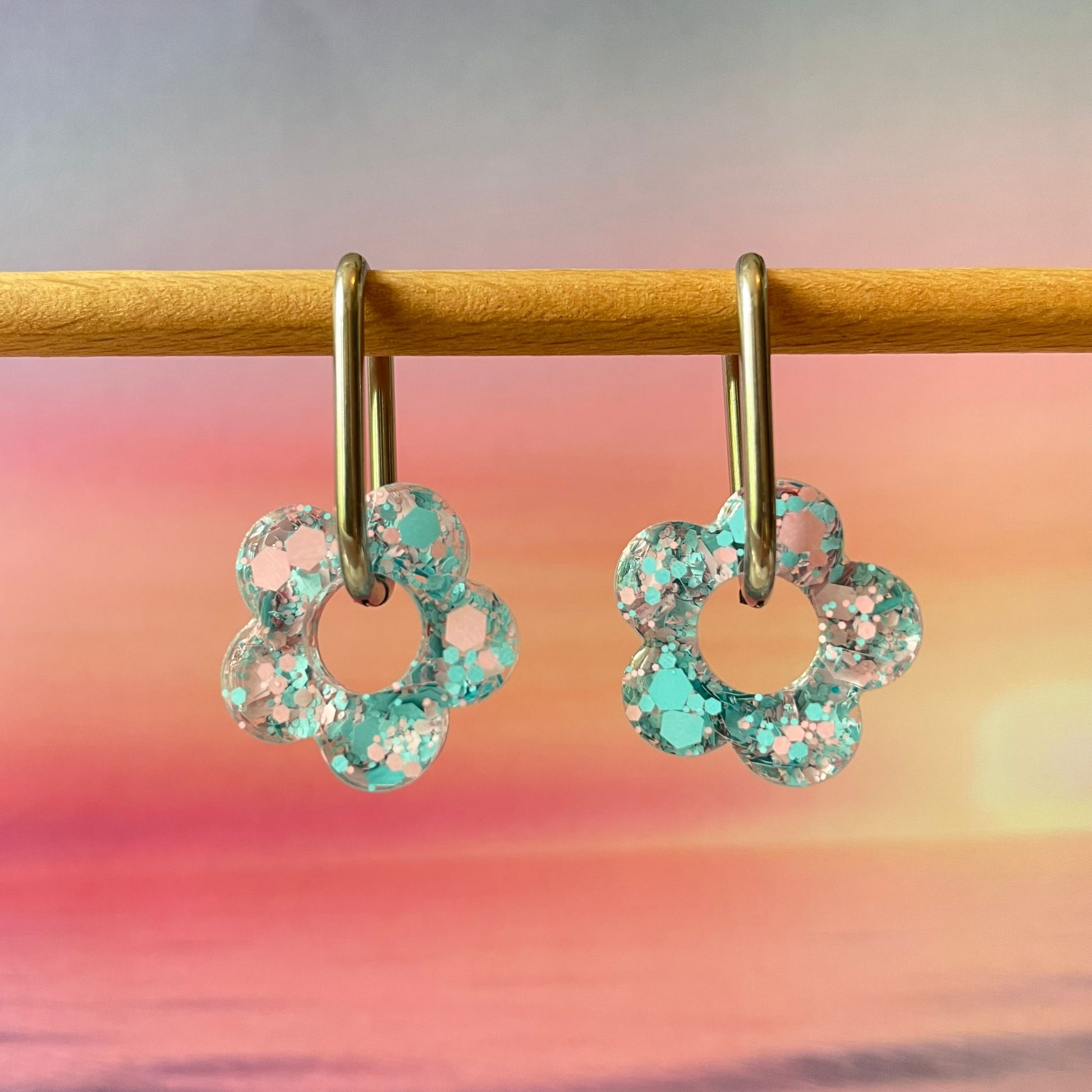 bijoux boucles d'oreilles créoles acier inoxydable ronde ovales rectangle doré argenté charm pampille fleur resine paillettes bleu brillant violet multicolore pastel vert jaune noir blanc nacré rose turquoise fuchsia orange sirène rouge néon BLOSSOM