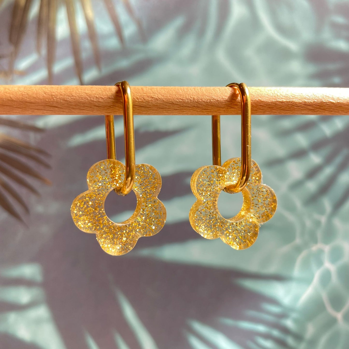 bijoux boucles d'oreilles créoles acier inoxydable ronde ovales rectangle doré argenté charm pampille fleur resine paillettes bleu brillant violet multicolore pastel vert jaune noir blanc nacré rose turquoise fuchsia orange sirène rouge néon 