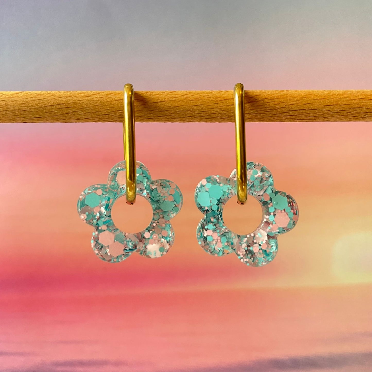 bijoux boucles d'oreilles créoles acier inoxydable ronde ovales rectangle doré argenté charm pampille fleur resine paillettes bleu brillant violet multicolore pastel vert jaune noir blanc nacré rose turquoise fuchsia orange sirène rouge néon BLOSSOM