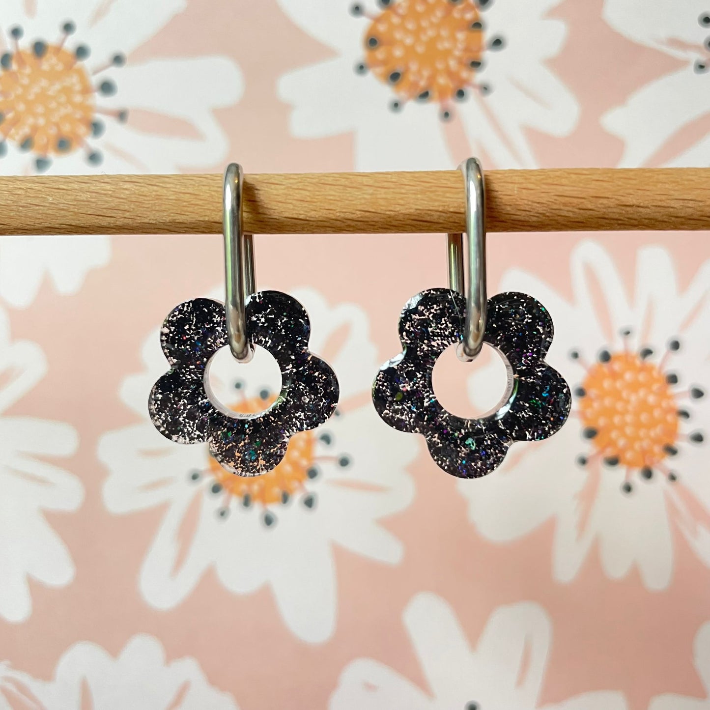 bijoux boucles d'oreilles créoles acier inoxydable ronde ovales rectangle doré argenté charm pampille fleur resine paillettes bleu brillant violet multicolore pastel vert jaune noir blanc nacré rose turquoise fuchsia orange sirène rouge néon 