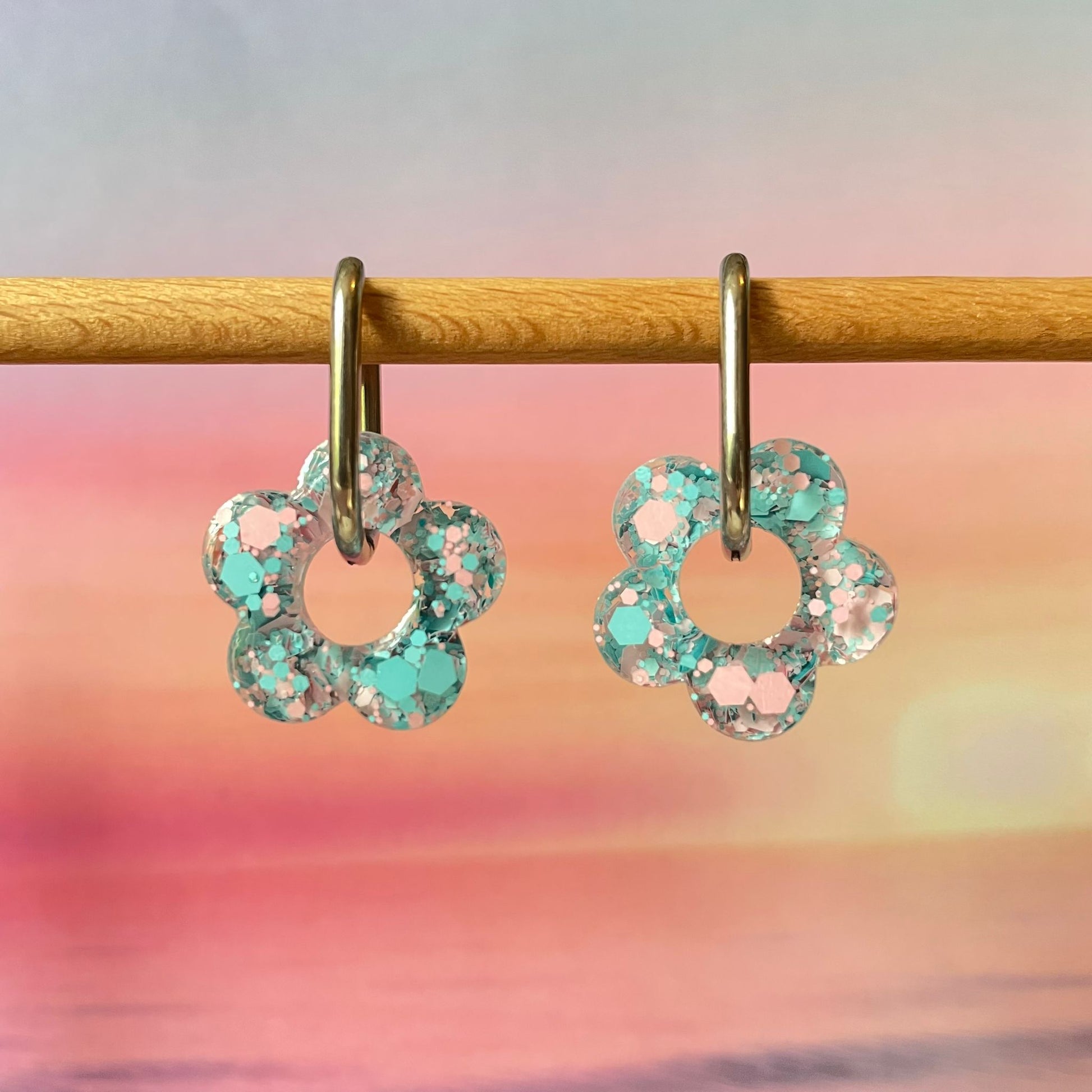 bijoux boucles d'oreilles créoles acier inoxydable ronde ovales rectangle doré argenté charm pampille fleur resine paillettes bleu brillant violet multicolore pastel vert jaune noir blanc nacré rose turquoise fuchsia orange sirène rouge néon BLOSSOM