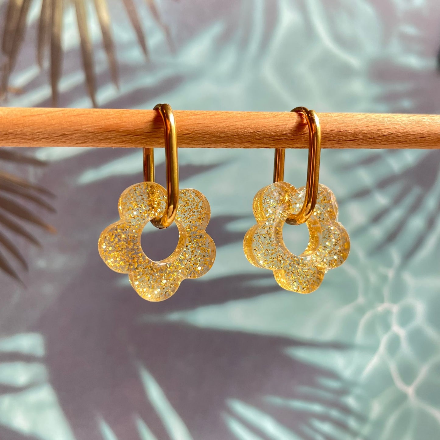 bijoux boucles d'oreilles créoles acier inoxydable ronde ovales rectangle doré argenté charm pampille fleur resine paillettes bleu brillant violet multicolore pastel vert jaune noir blanc nacré rose turquoise fuchsia orange sirène rouge néon 