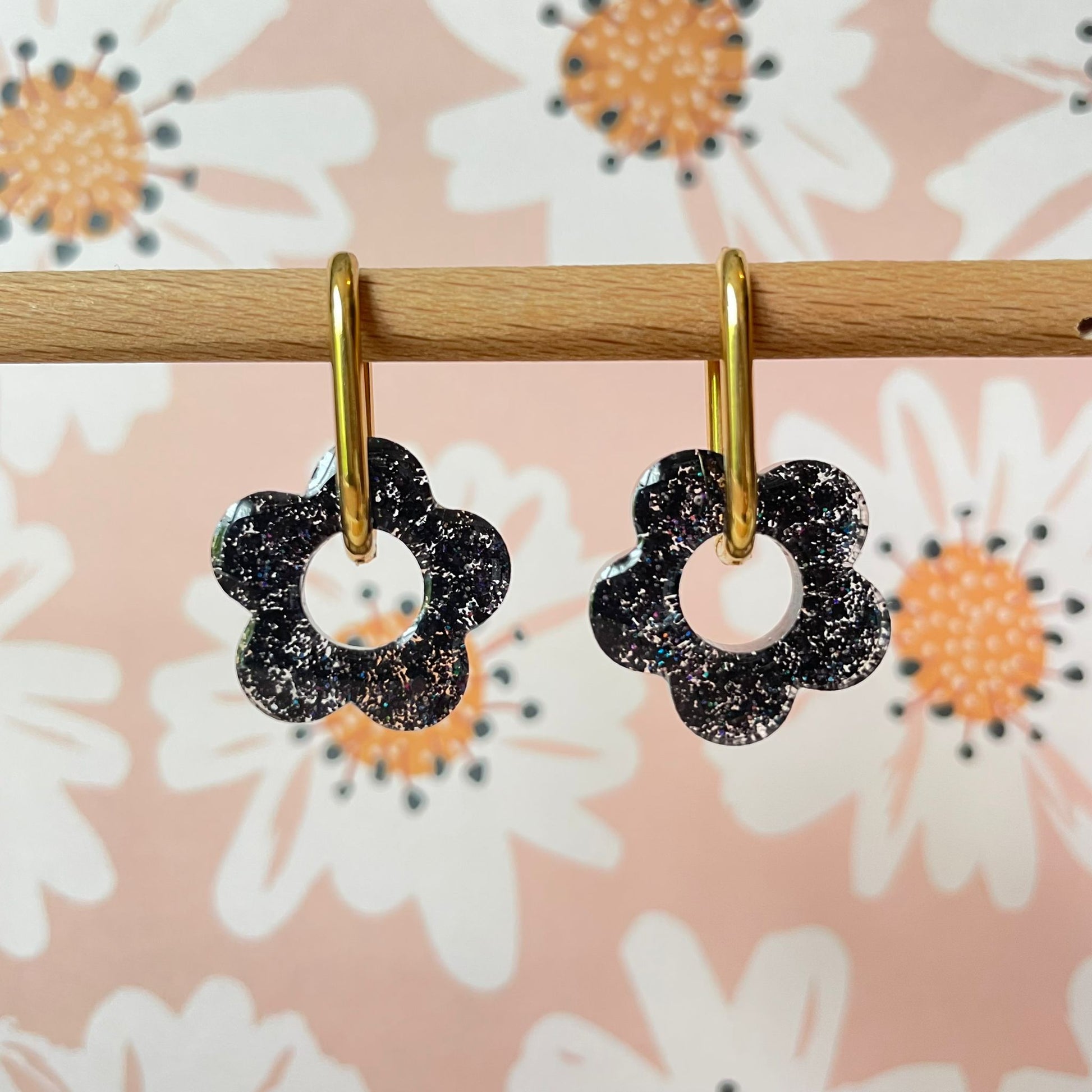 bijoux boucles d'oreilles créoles acier inoxydable ronde ovales rectangle doré argenté charm pampille fleur resine paillettes bleu brillant violet multicolore pastel vert jaune noir blanc nacré rose turquoise fuchsia orange sirène rouge néon BLOSSOM