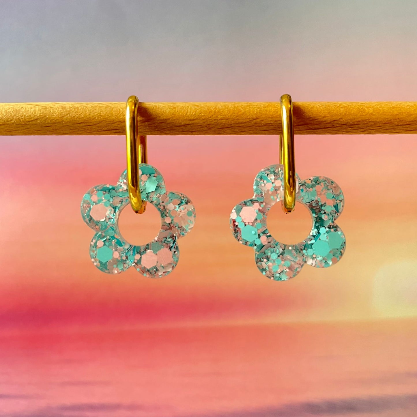 bijoux boucles d'oreilles créoles acier inoxydable ronde ovales rectangle doré argenté charm pampille fleur resine paillettes bleu brillant violet multicolore pastel vert jaune noir blanc nacré rose turquoise fuchsia orange sirène rouge néon BLOSSOM