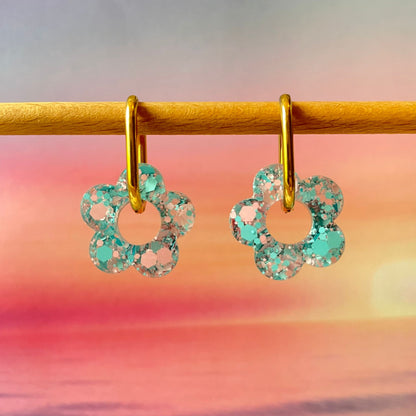 bijoux boucles d'oreilles créoles acier inoxydable ronde ovales rectangle doré argenté charm pampille fleur resine paillettes bleu brillant violet multicolore pastel vert jaune noir blanc nacré rose turquoise fuchsia orange sirène rouge néon BLOSSOM