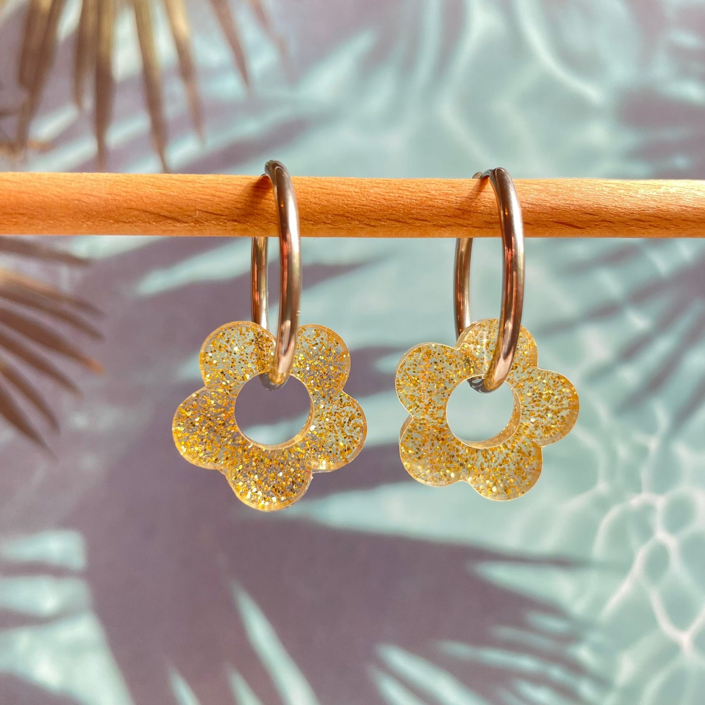 bijoux boucles d'oreilles créoles acier inoxydable ronde ovales rectangle doré argenté charm pampille fleur resine paillettes bleu brillant violet multicolore pastel vert jaune noir blanc nacré rose turquoise fuchsia orange sirène rouge néon 
