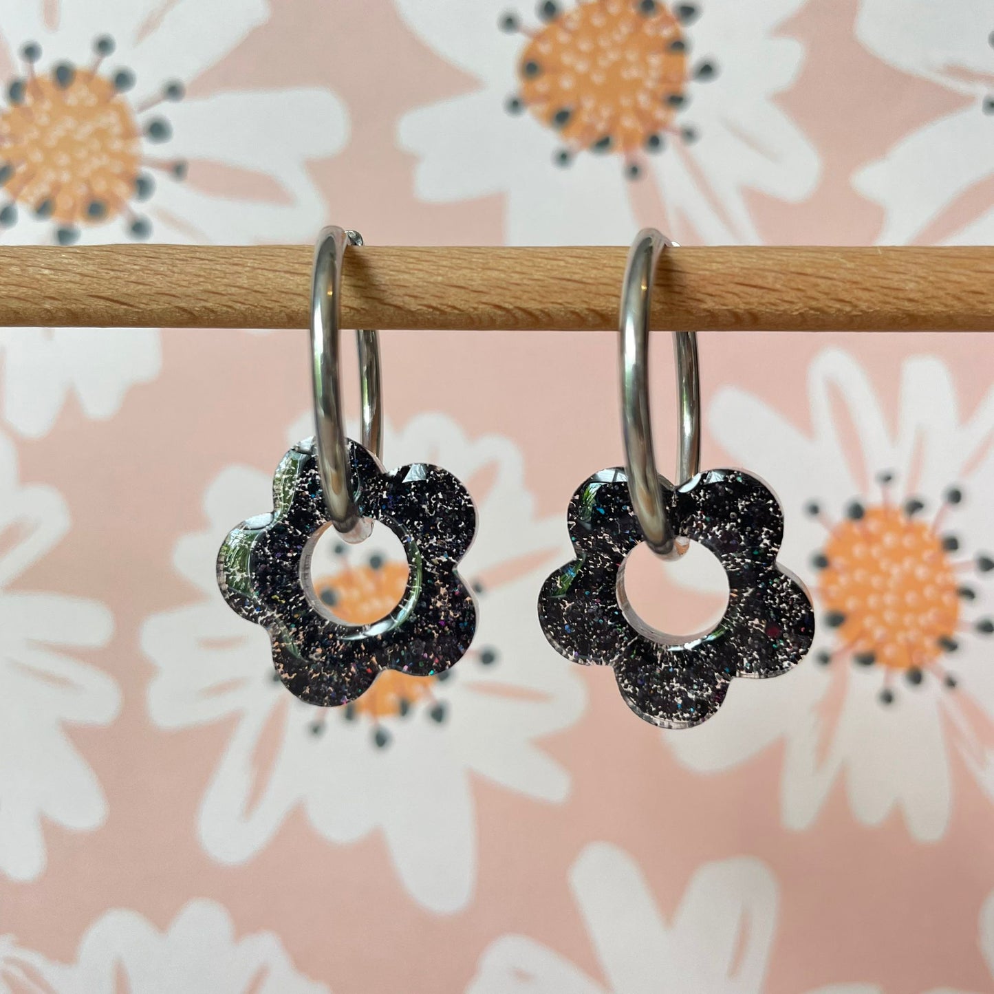 bijoux boucles d'oreilles créoles acier inoxydable ronde ovales rectangle doré argenté charm pampille fleur resine paillettes bleu brillant violet multicolore pastel vert jaune noir blanc nacré rose turquoise fuchsia orange sirène rouge néon BLOSSOM