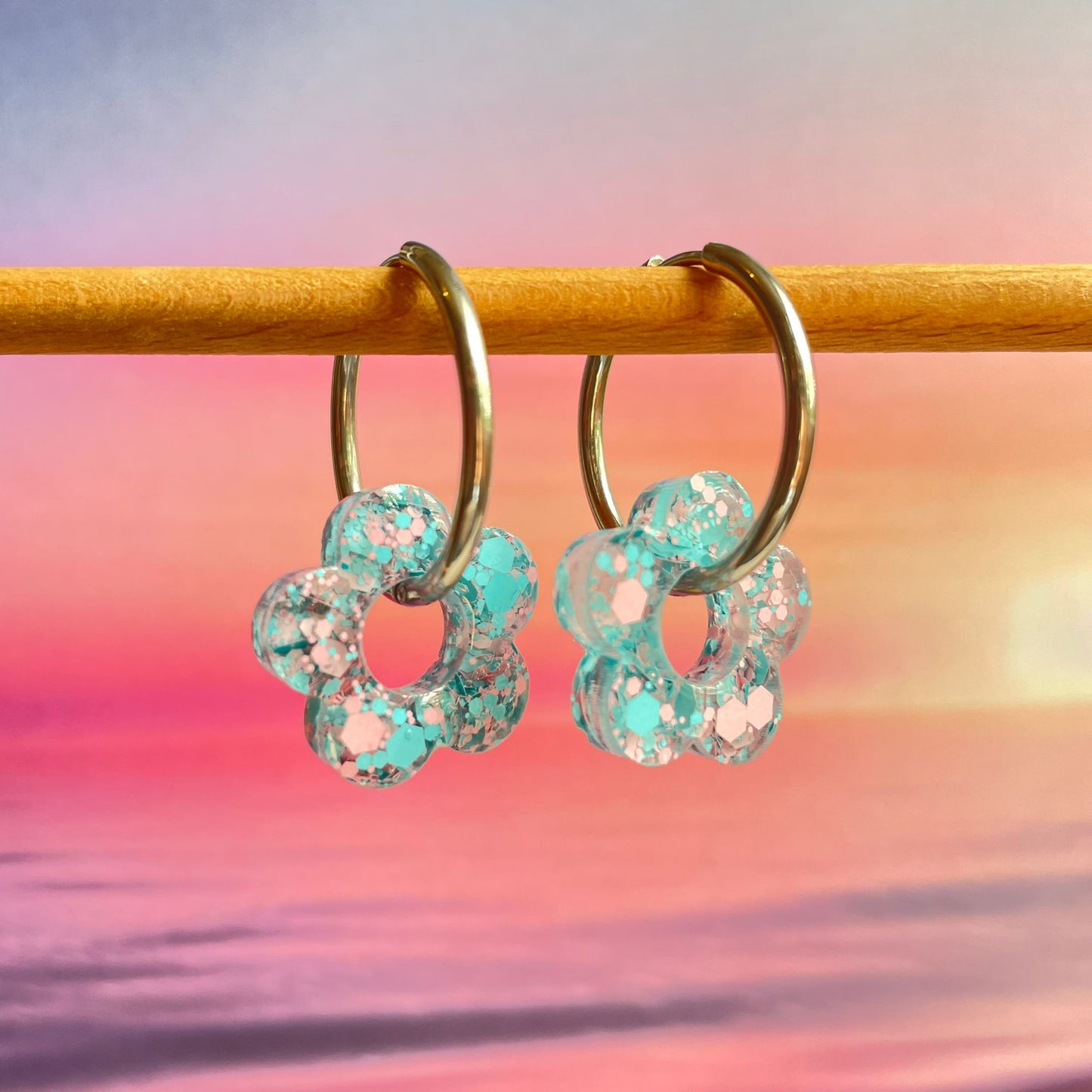 bijoux boucles d'oreilles créoles acier inoxydable ronde ovales rectangle doré argenté charm pampille fleur resine paillettes bleu brillant violet multicolore pastel vert jaune noir blanc nacré rose turquoise fuchsia orange sirène rouge néon BLOSSOM