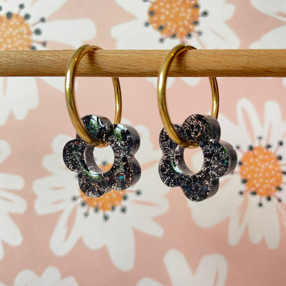 bijoux boucles d'oreilles créoles acier inoxydable ronde ovales rectangle doré argenté charm pampille fleur resine paillettes bleu brillant violet multicolore pastel vert jaune noir blanc nacré rose turquoise fuchsia orange sirène rouge néon BLOSSOM