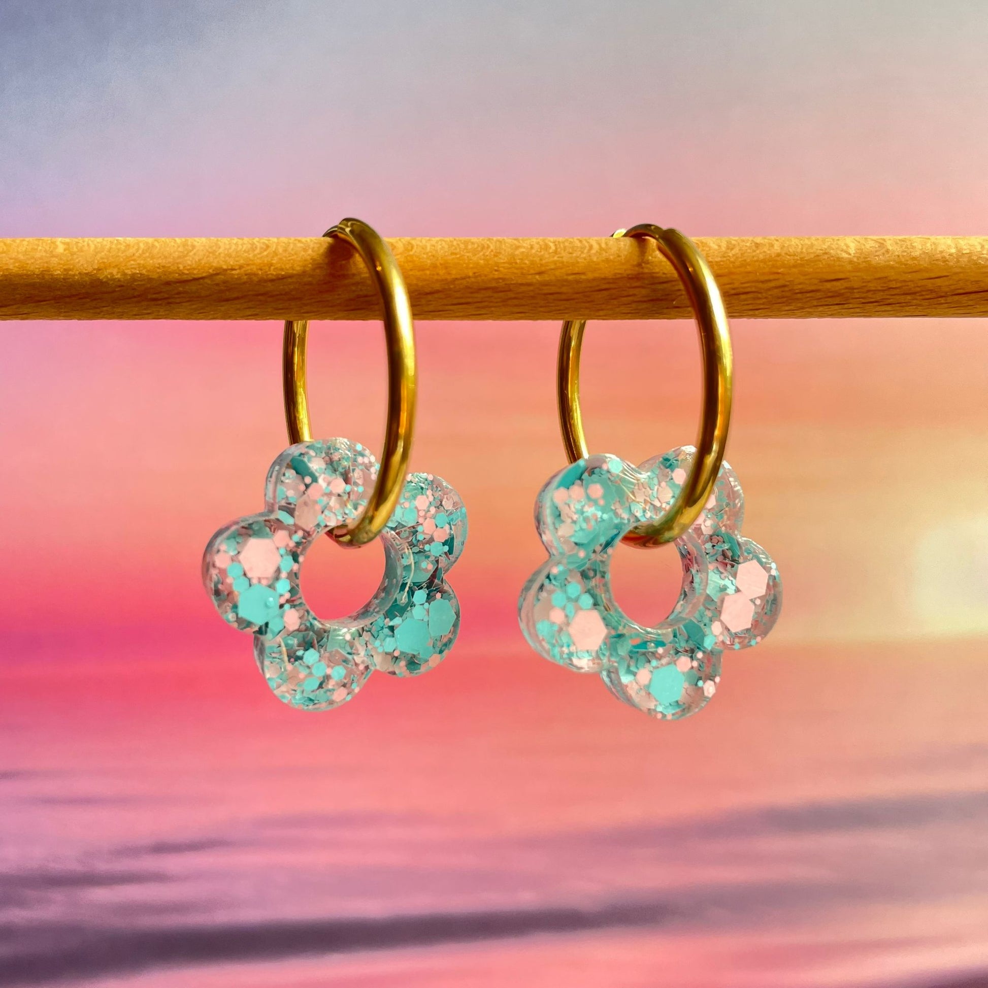 bijoux boucles d'oreilles créoles acier inoxydable ronde ovales rectangle doré argenté charm pampille fleur resine paillettes bleu brillant violet multicolore pastel vert jaune noir blanc nacré rose turquoise fuchsia orange sirène rouge néon BLOSSOM