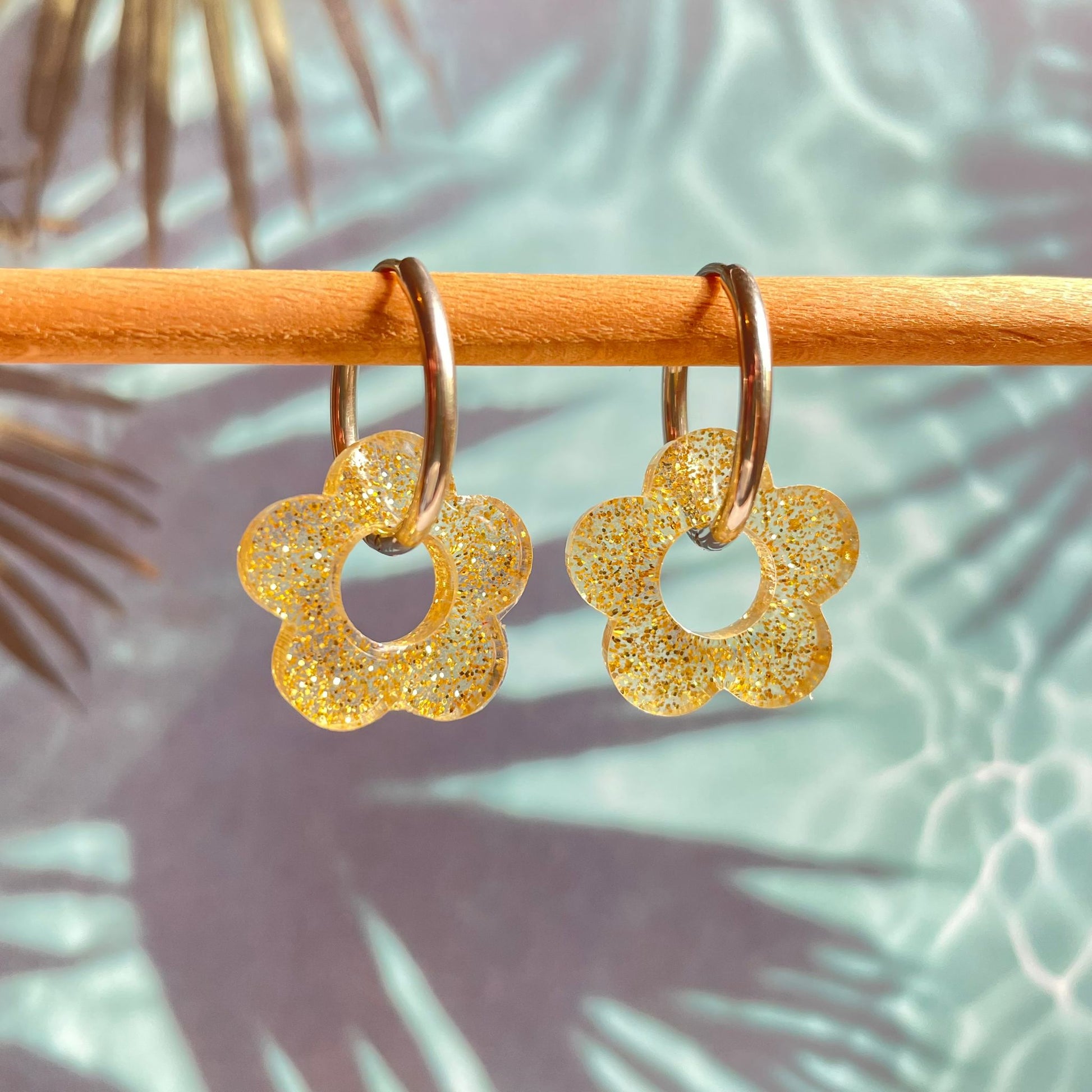bijoux boucles d'oreilles créoles acier inoxydable ronde ovales rectangle doré argenté charm pampille fleur resine paillettes bleu brillant violet multicolore pastel vert jaune noir blanc nacré rose turquoise fuchsia orange sirène rouge néon 