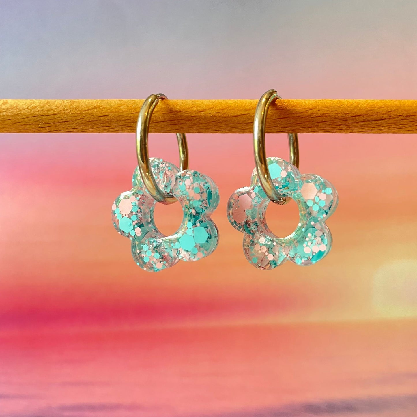 bijoux boucles d'oreilles créoles acier inoxydable ronde ovales rectangle doré argenté charm pampille fleur resine paillettes bleu brillant violet multicolore pastel vert jaune noir blanc nacré rose turquoise fuchsia orange sirène rouge néon BLOSSOM