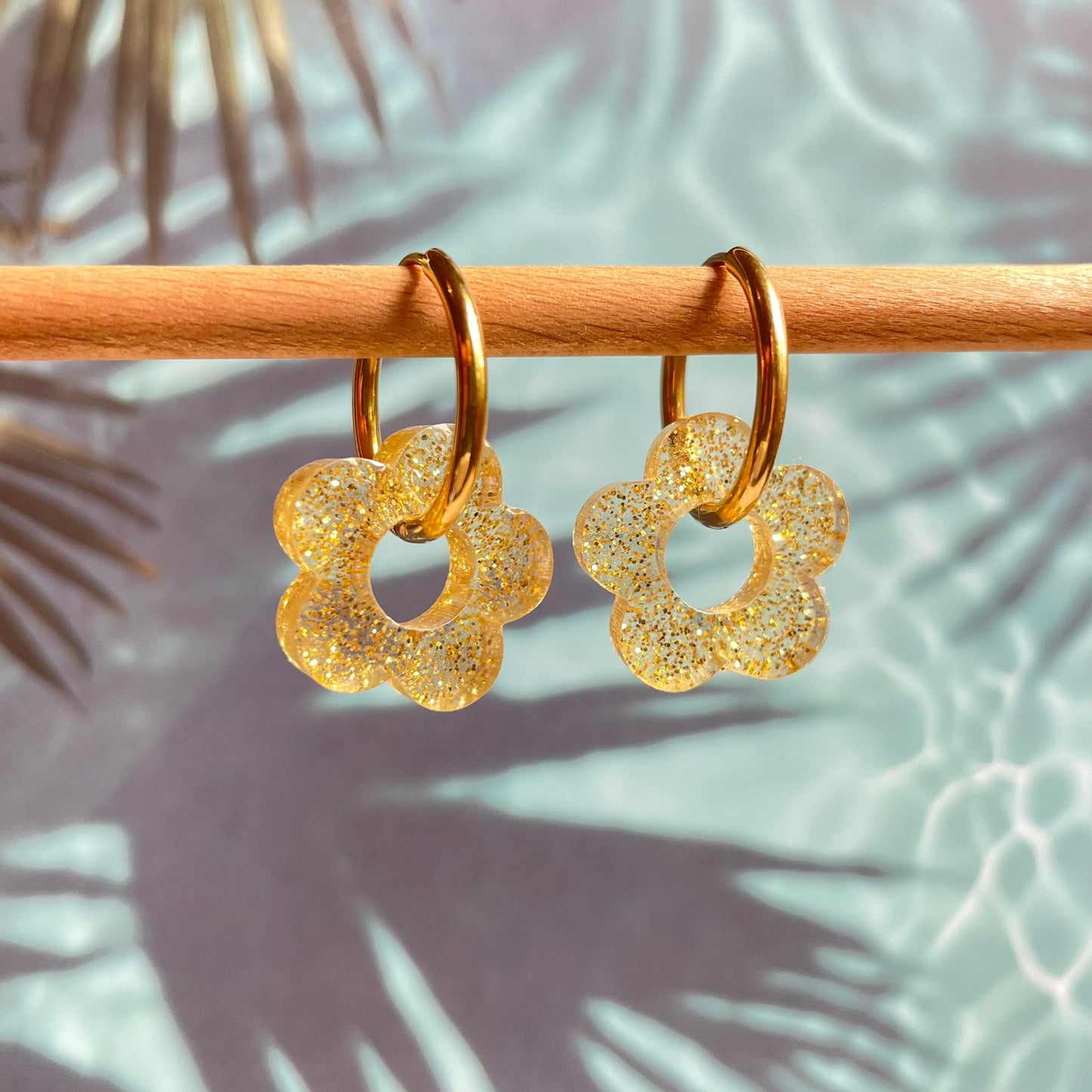 bijoux boucles d'oreilles créoles acier inoxydable ronde ovales rectangle doré argenté charm pampille fleur resine paillettes bleu brillant violet multicolore pastel vert jaune noir blanc nacré rose turquoise fuchsia orange sirène rouge néon 