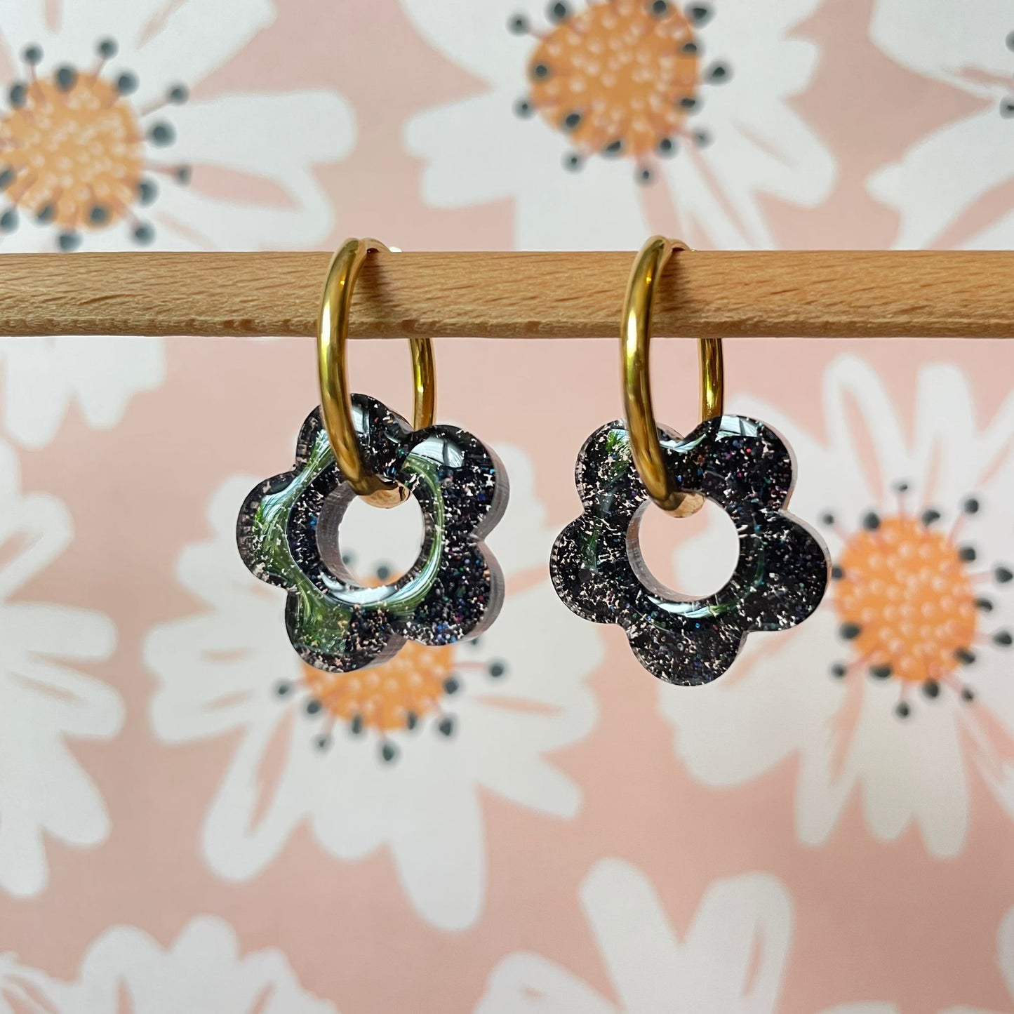 bijoux boucles d'oreilles créoles acier inoxydable ronde ovales rectangle doré argenté charm pampille fleur resine paillettes bleu brillant violet multicolore pastel vert jaune noir blanc nacré rose turquoise fuchsia orange sirène rouge néon 