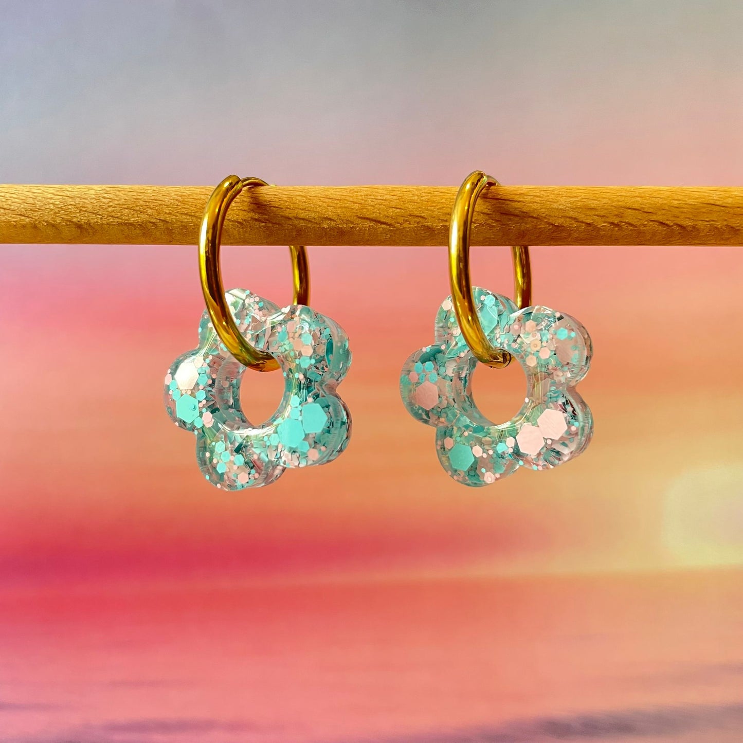 bijoux boucles d'oreilles créoles acier inoxydable ronde ovales rectangle doré argenté charm pampille fleur resine paillettes bleu brillant violet multicolore pastel vert jaune noir blanc nacré rose turquoise fuchsia orange sirène rouge néon BLOSSOM