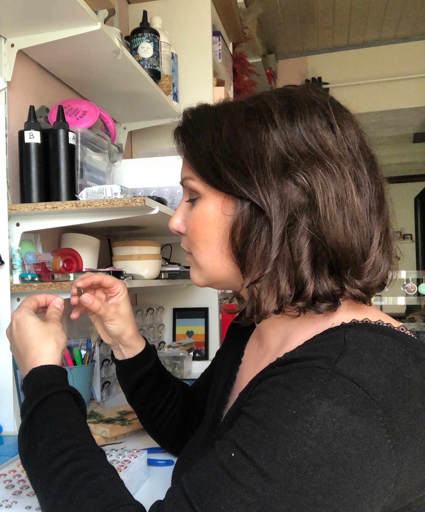 Créatrice bijoux femme remplis de résine avec fleurs 