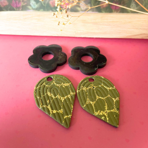 bijoux boucles d'oreilles créoles pampilles fleur noir kaki art deco doré or argile polymère fimo résine UV blossom sister box