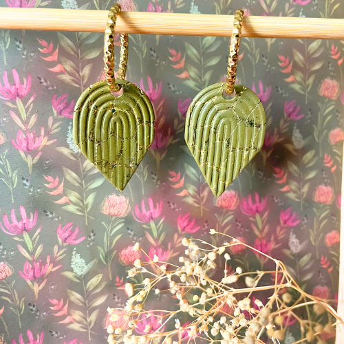 bijoux boucles d'oreilles créoles pampilles fleur noir kaki art deco doré or argile polymère fimo résine UV blossom sister box