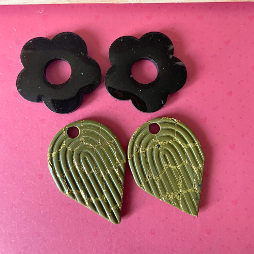 bijoux boucles d'oreilles créoles pampilles fleur noir kaki art deco doré or argile polymère fimo résine UV blossom sister box
