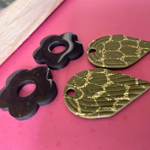 bijoux boucles d'oreilles créoles pampilles fleur noir kaki art deco doré or argile polymère fimo résine UV blossom sister box