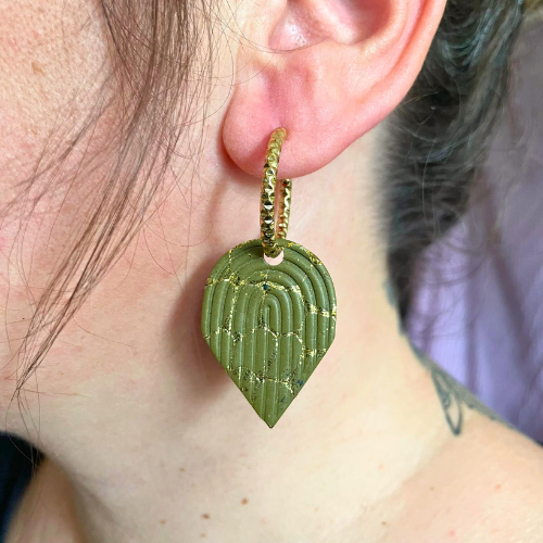 bijoux boucles d'oreilles créoles pampilles fleur noir kaki art deco doré or argile polymère fimo résine UV blossom sister box