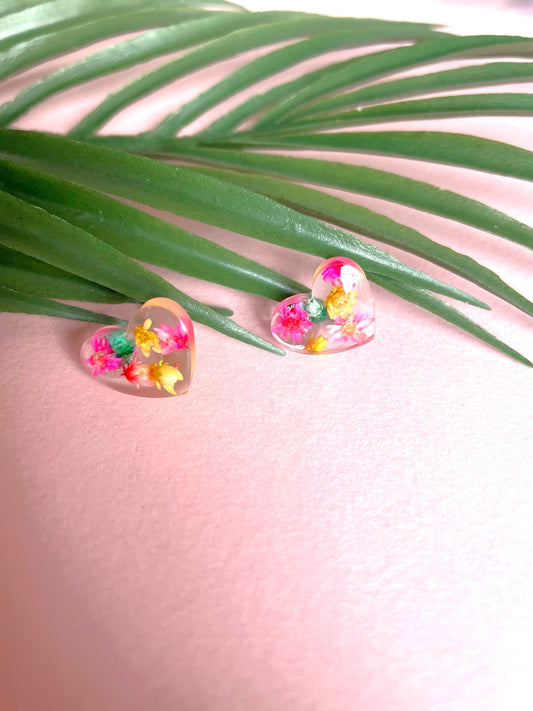 rose, bleu, turquoise, or,  argent, orange, rouge, violet, noir, blanc, fushia,  fleurs séchées, puce, clou, boucles d'oreilles, paillettes, rond, carré, coeur, coquillage, étoile de mer, fait main, résine, acier inoxydable, créateur, français