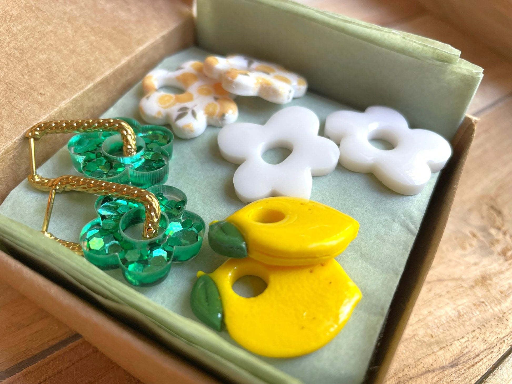 sister box aout bijoux boucles d'oreilles creoles or dorees rondes acier inoxydable fleur resine charm paillettes fines bleu clair foncé rose rouge or argenté noir fushia violet blanc vert citron fimo argile polymère carré rectangle
