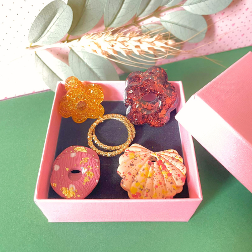 bijoux boucles d'oreilles créoles pampilles charm fleur feuille donut bronze paillettes terrazo beige vieux rose or doré argile polymère fimo résine UV blossom sister box