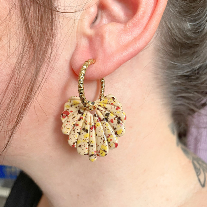 bijoux boucles d'oreilles créoles pampilles charm fleur feuille donut bronze paillettes terrazo beige vieux rose or doré argile polymère fimo résine UV blossom sister box