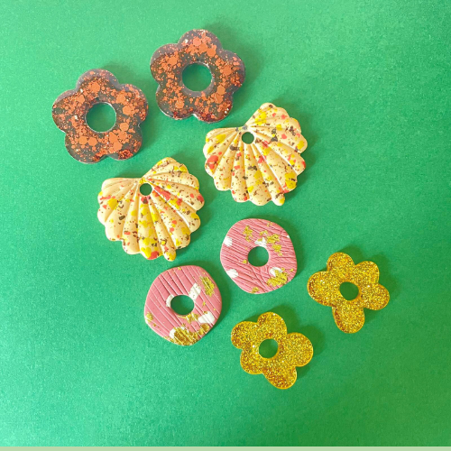 bijoux boucles d'oreilles créoles pampilles charm fleur feuille donut bronze paillettes terrazo beige vieux rose or doré argile polymère fimo résine UV blossom sister box
