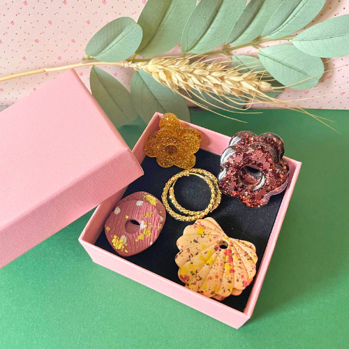 bijoux boucles d'oreilles créoles pampilles charm fleur feuille donut bronze paillettes terrazo beige vieux rose or doré argile polymère fimo résine UV blossom sister box