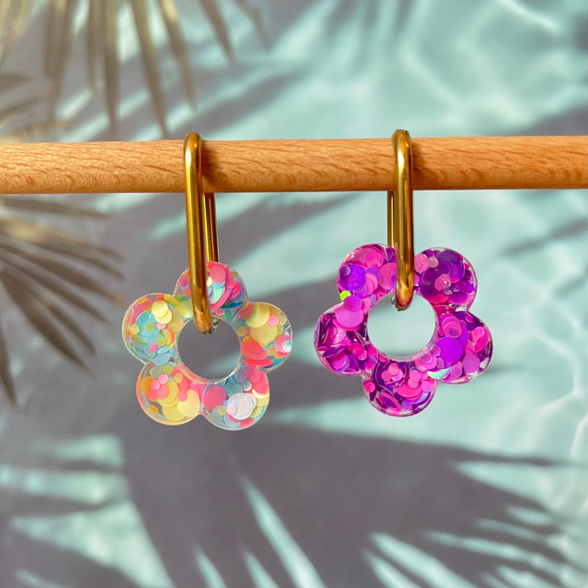 bijoux boucles d'oreilles créoles acier inoxydable ronde ovales rectangle doré argenté charm pampille fleur resine paillettes bleu brillant violet multicolore pastel vert jaune noir blanc nacré rose turquoise fuchsia orange sirène rouge néon BLOSSOM