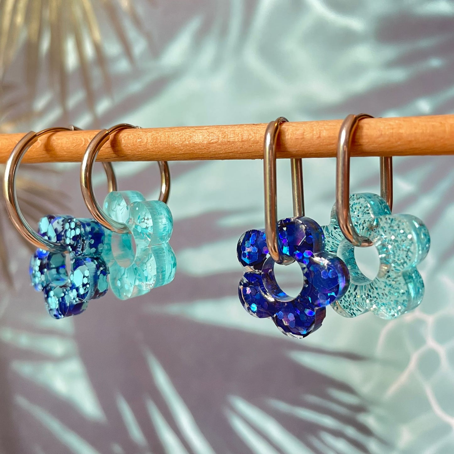 bijoux boucles d'oreilles créoles acier inoxydable ronde ovales rectangle doré argenté charm pampille fleur resine paillettes bleu brillant violet multicolore pastel vert jaune noir blanc nacré rose turquoise fuchsia orange sirène rouge néon BLOSSOM