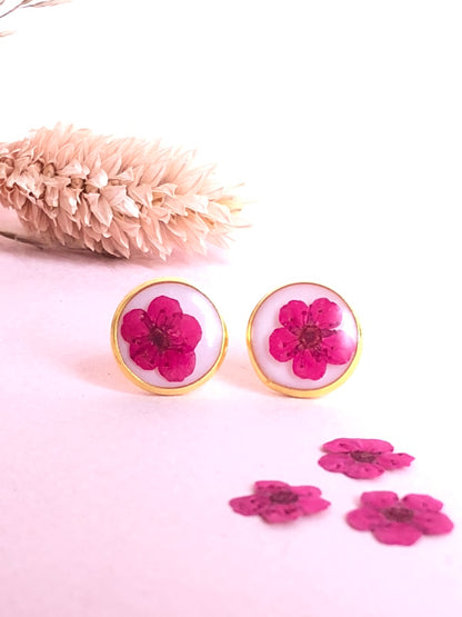 puces d'oreilles en résine et fleurs de spirée rose