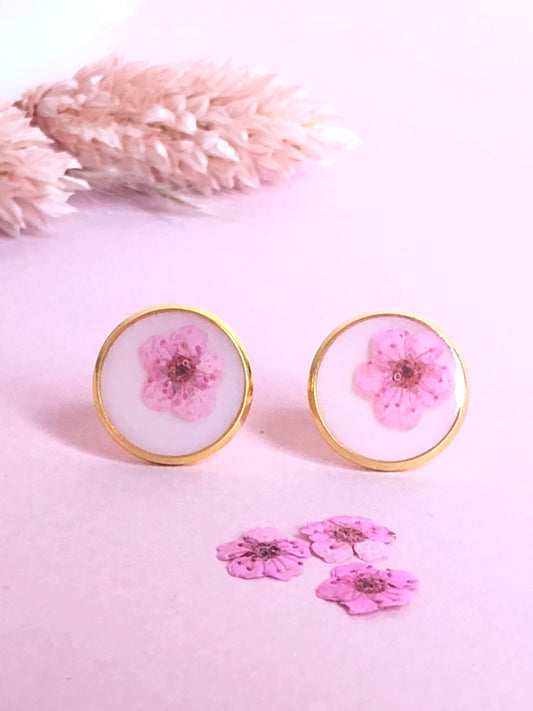 puces d'oreilles en résine et fleurs de spirée rose