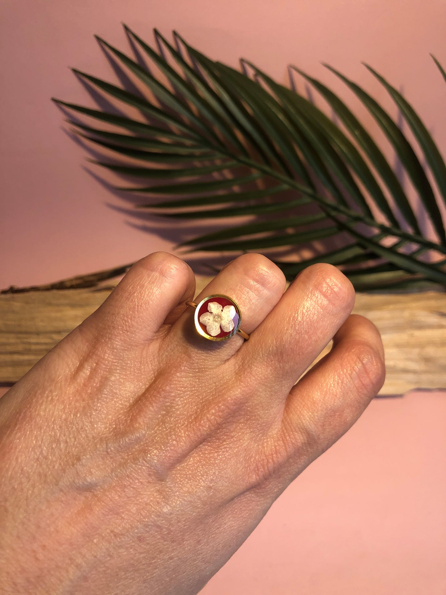 Bague spirée blanche fond rouge